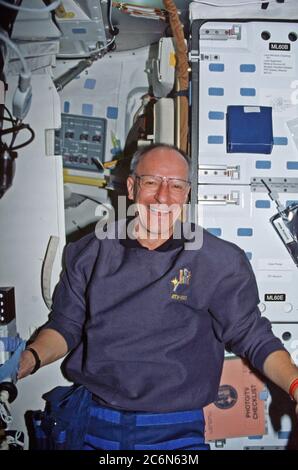 (19-27. Dezember 1999) --- Astronaut Claude Nicollier, Missionsspezialist der Europäischen Weltraumorganisation ESA, auf Discovery's Mitteldeck vor einem Weltraumspaziergang in der Schwerelosigkeit des Weltraums. Stockfoto