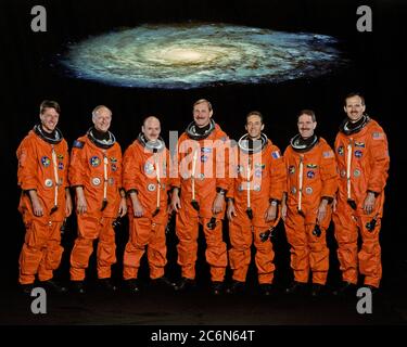 (August 1999) --- Diese sieben Astronauten wurden als Besatzungsmitglieder für die dritte Mission der NASA zum Hubble Space Telescope (HST) eingesetzt. Von links sind es die Astronauten C. Michael Foale, Claude Nicollier, Scott J. Kelly, Curtis L. Brown, Jr., Jean-Francois Clervoy, John M. Grunsfeld und Steven L. Smith. Stockfoto