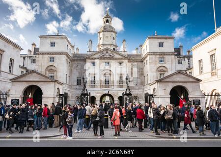 Touristenmassen vor der Horse Guards Parade in Whitehall, Westminster, Central London, England. Stockfoto