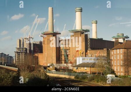 Krane und Gerüste umgeben die Neuentwicklung des Battersea Power Station in London, Großbritannien Stockfoto