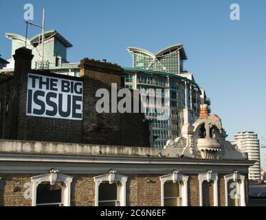 Das Hauptquartier und die Büros des Big Issue Magazine und eine Elefanten- und Schlossstatue aus Sicht der Vauxhall Station, Lambeth, London, England, Großbritannien Stockfoto