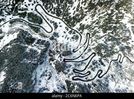 Luftaufnahme mit Drohne auf der spektakulärsten Passstrasse der Schweizer Alpen - Malojapass in Grison, Schweiz Stockfoto