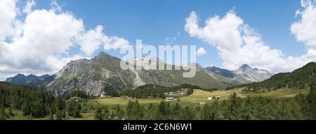 Panorama von schöner Landschaft per Drohne über die Alpen Berghöhe in sonniger Sommersaison Stockfoto