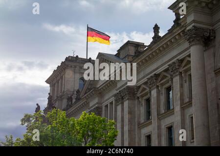 Deutsche Flagge auf dem Reichstagsgebäude in Berlin Mitte Stockfoto