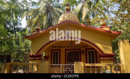 Morjim, Indien 14. Dezember 2019: Ein kleiner buddhistischer Tempel in Asien, unter Palmen Stockfoto