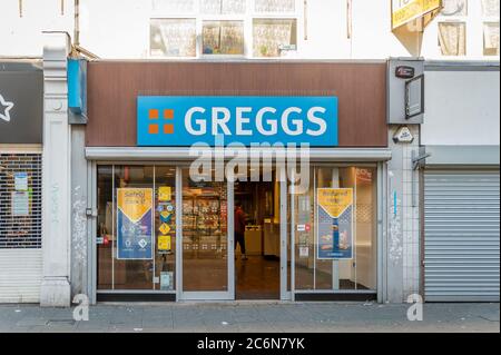 Geschäfte auf der High Street North, East Ham, London Stockfoto