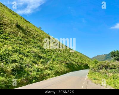 Steile Hügel erheben sich zu beiden Seiten des Sulby River Valley in der wunderschönen Landschaft der Isle of man Stockfoto