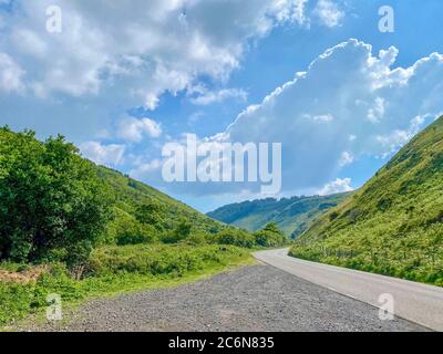 Steile Hügel erheben sich zu beiden Seiten des Sulby River Valley in der wunderschönen Landschaft der Isle of man Stockfoto