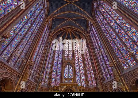 Paris, la Sainte Chapelle, île de la cité. Blick auf das Innere und Buntglasfenster. Stockfoto