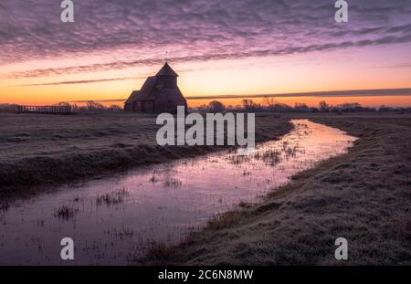 St. Thomas ein Becket Kirche, auch bekannt als Fairfield Romney Marsh auf einen Winter Dämmerung. Stockfoto