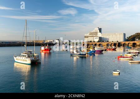 Folkestone Harbour an der Kent Küste mit dem Grand Burstin Hotel im Hintergrund. Stockfoto