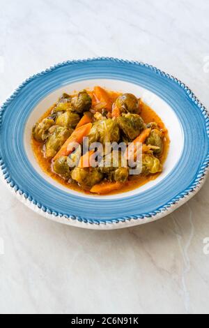 Türkisch-Stil gesunde Bio Vegan Vegetarisch Hot Brussel Sprossen Essen mit Karotten und Tomatenpaste. Bereit zum Essen. Stockfoto