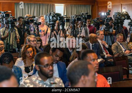 Reportage: Reporter und Kameraleute während Außenminister Mike Pompeo an einer gemeinsamen Presseaussendungmit äthiopischem Außenminister Gedu Andargachew ca. Februar 2020 Stockfoto