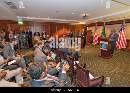 Staatssekretär Mike Pompeo nimmt an einer gemeinsamen Presseaussendbarkeit mit dem äthiopischen Außenminister Gedu Andargachew in Addis Abeba, Äthiopien, Teil. Februar 2020 Stockfoto