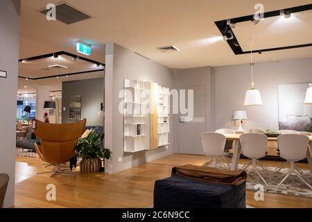 BoConcept Möbelgeschäft Interieur mit Artikeln zum Verkauf in ihrem St Leonards Franchise-Store, Sydney, Australien Stockfoto