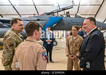 Außenminister Mike Pompeo besucht Saudi-Arabien - Außenminister Mike Pompeo besucht Saudi-Arabien - Sekretär Pompeo besucht den Luftwaffenstützpunkt Prinz Sultan und trifft sich mit den US-Dienstmitgliedern Ca. Februar 2020 Stockfoto