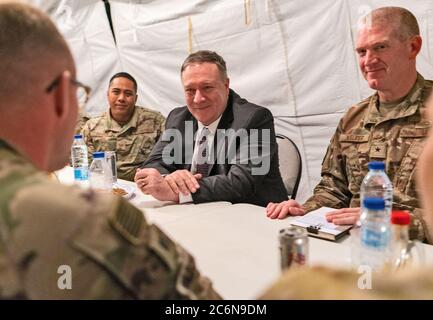 Außenminister Mike Pompeo besucht Saudi-Arabien - Außenminister Mike Pompeo besucht Saudi-Arabien - Sekretär Pompeo besucht den Luftwaffenstützpunkt Prinz Sultan und trifft sich mit den US-Dienstmitgliedern Ca. Februar 2020 Stockfoto