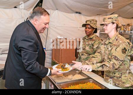 Außenminister Mike Pompeo besucht Saudi-Arabien - Sekretär Pompeo besucht den Luftwaffenstützpunkt Prinz Sultan und trifft sich mit US-Dienstmitgliedern und isst in der Messehalle Ca. Februar 2020 Stockfoto