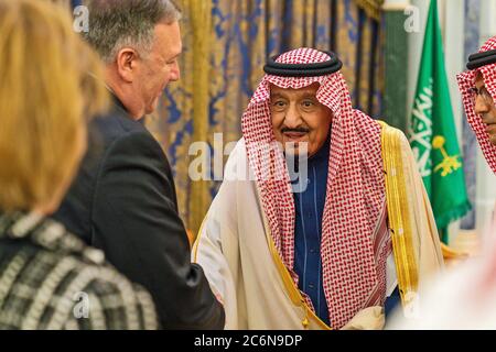 Außenminister Mike Pompeo zu Besuch in Saudi-Arabien - Außenminister Michael R. Pompeo trifft sich mit dem Kustodian zweier heiliger Moscheen König Salman in Riad, ca. Februar 2020 Stockfoto