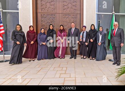 Außenminister Mike Pompeo besucht Saudi-Arabien - Sekretär Pompeo nimmt an einem Rundtisch-Kaffee mit Saudi-Frauen-Führern Ca. Februar 2020 Stockfoto