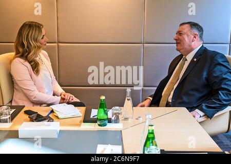 Staatssekretär Michael R. Pompeo nimmt am 21. Februar 2020 an einem Interview mit Katie Pavlich vom Rathaus in Riad, Saudi-Arabien, Teil Stockfoto