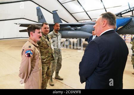 Außenminister Mike Pompeo besucht Saudi-Arabien - Außenminister Mike Pompeo besucht Saudi-Arabien - Sekretär Pompeo besucht den Luftwaffenstützpunkt Prinz Sultan und trifft sich mit den US-Dienstmitgliedern Ca. Februar 2020 Stockfoto