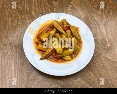 Traditionelle gesunde Bio-türkische Lebensmittel Okra mit Tomatenpaste und Olivenöl. Bereit zum Essen. Stockfoto