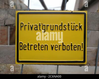 Nicht betreten, Privateigentum, Informationsschild. Stockfoto