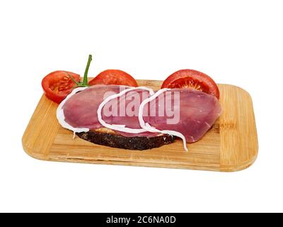 Schinken Brot auf einem Holzbrett, vor einem weißen Hintergrund isoliert. Stockfoto