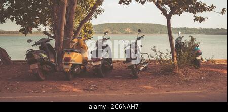 Roller sind auf der Seite der Straße in der Nähe des Meeres oder des Ozeans geparkt. Stockfoto