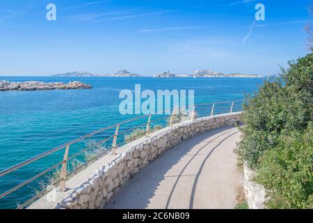 Marseille, Frankreich, die corniche. Blick auf die Bucht der Faux-Monnaie, Halbinsel Malmousque mit Eibenburg im Hintergrund. Stockfoto