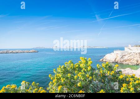 Marseille, Frankreich, die corniche. Blick auf die Bucht der Faux-Monnaie, Halbinsel Malmousque mit Eibenburg im Hintergrund. Stockfoto