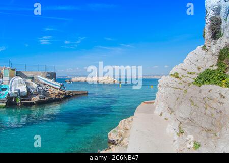 Marseille, Frankreich, die corniche. Blick auf die Bucht der Faux-Monnaie, Halbinsel Malmousque mit Eibenburg im Hintergrund. Stockfoto