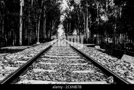 Eine verlassene Eisenbahnstraße in Indien Stockfoto
