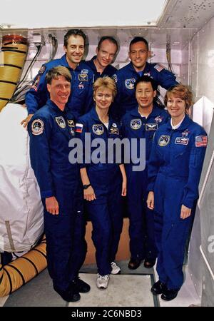 Die STS-84 Crew posiert für ein Gruppenfoto vor der Crew-Luke des Space Shuttle Atlantis auf dem Launch Pad 39A. In der ersten Reihe, von links, sind die Missionsspezialisten C. Michael Foale, Elena V. Kondakova von der russischen Weltraumorganisation und Edward Tsang Lu und die Pilotin Eileen Marie Collins. In der hinteren Reihe, von links, sind der Missionsspezialist Jean-Francois Clervoy von der Europäischen Weltraumorganisation, Kommandant Charles J. Precourt und der Missionsspezialist Carlos I. Noriega. Sie sind am KSC, um am Terminal Countdown Demonstration Test (TCDT), einer Generalprobe für den Start teilzunehmen. Stockfoto