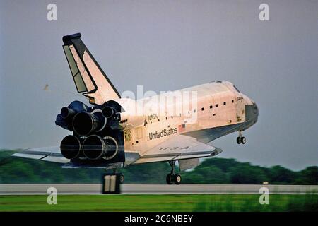 KENNEDY SPACE CENTER, FLA. -- die Raumfähre Columbia fährt um 6:46:34 Uhr EDT auf der Start-und Landebahn 33 der KSC Shuttle Landing Facility mit Mission Commander James D. Halsell Jr. und Pilot Susan L. noch an den Kontrollen, um die STS-94 Mission abzuschließen. Ebenfalls an Bord sind Missionsspezialist Donald A. Thomas, Missionsspezialist Michael L. Gernhardt, Payload Commander Janice Voss und Payload-Spezialisten Roger K. Crouch und Gregory T. Linteris. Stockfoto