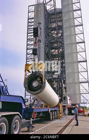 Arbeiter heben die erste Stufe eines Lockheed Martin Launch Vehicle-2 (LMLV-2) für die Platzierung im Launch Complex 46 an der Cape Canaveral Air Station (CCAS) an, Fla. Die Sonde Lunar Prospector soll im Oktober an Bord der LMLV-2 von CCAS starten für eine 18-monatige Mission, die den Mond der Erde umkreisen wird, um Daten von der Mondoberfläche zu sammeln. Stockfoto