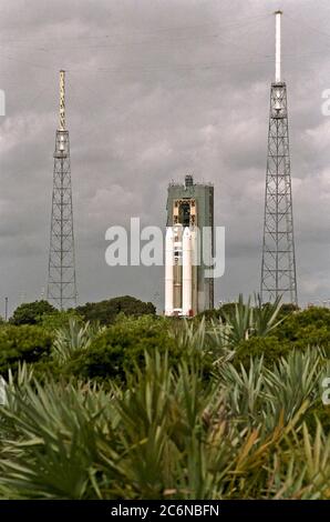 Das Titan IVB-Kernfahrzeug und seine beiden Solid Rocket Motor Upgrades (SRMUs), die verwendet werden, um die Cassini-Raumsonde zu ihrem endgültigen Ziel, Saturn, kommen an der Pad Launch Complex 40, Cape Canaveral Air Station. Stockfoto