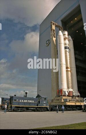 Ein Titan IVB-Kernfahrzeug und seine zwei Solid Rocket Motor Upgrades (SRMUs) verlassen die Solid Rocket Motor Assembly and Readiness Facility (SMARF), Cape Canaveral Air Station (CCAS), auf dem Weg zum Launch Complex 40. Stockfoto