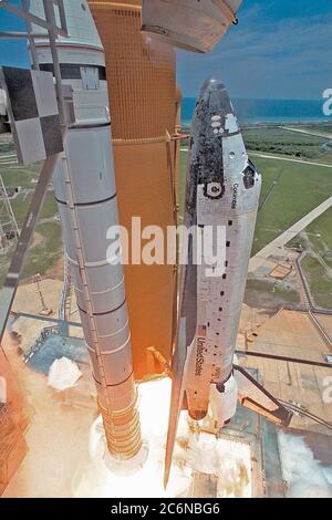 KENNEDY SPACE CENTER, Florida -- das Space Shuttle Columbia steigt vom Launch Pad 39A um 14:02 Uhr EDT am 1. Juli auf, um die 16-tägige Mission STS-94 Microgravity Science Laboratory-1 (MSL-1) zu beginnen. Das Startfenster wurde 47 Minuten früher als ursprünglich geplant um 14:37 Uhr geöffnet, um die Möglichkeit zu verbessern, abzuheben, bevor Florida Sommer Regenschauer das Raumzentrum erreicht. Stockfoto