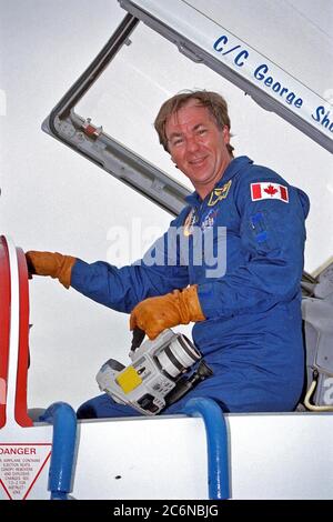 STS-85 Payload Specialist Bjarni V. Tryggvason posiert im Cockpit seines T-38 Jet-Trainerflugzeugs in der Shuttle Landing Facility (SLF) des KSC, nachdem er mit dem Rest der Flugcrew vom Johnson Space Center der NASA eintraf, um die letzten Vorbereitungen für die STS-85-Mission zu beginnen. Die anderen Besatzungsmitglieder sind Commander Curtis L. Brown, Jr., Pilot Kent V. Rominger, Payload Commander N. Jan Davis, Mission Specialist Robert L. Curbeam, Jr. und Mission Specialist Stephen K. Robinson. Die primäre Nutzlast an Bord des Space Shuttle Orbiter Discovery für den 11-tägigen Weltraumflug ist der Cryogenic Infrared Spec Stockfoto