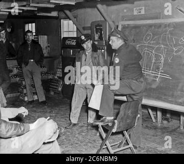 Von links nach rechts Flugleute Don Coleman, Dan Oxley, Maj. Donald Jones und LT. Col. Richard Neece besprechen Flugbetrieb während einer Pilotbesprechung bei der North Dakota Air National Guard, Hector Field, Fargo, N.D., um 1948. Stockfoto