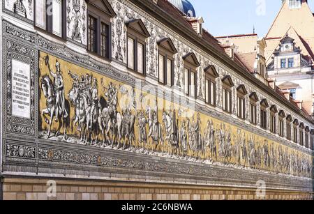 Dresden, August 25.2016: Furstenzug Riesenbild ziert Mosaik in der Augustusstraße, Dresden. Es wurde von 1871 bis 1876 gebaut. Stockfoto