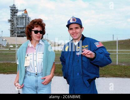 STS-87 Nutzlast-Spezialist Leonid Kadenyuk von der Nationalen Weltraumorganisation der Ukraine posiert mit seiner Frau Vera Kadenyuk, vor dem Kennedy Space Center Launch Pad 39B während der letzten Vorrelaunch-Aktivitäten bis zum geplanten 19. November Start. Die anderen STS-87-Besatzungsmitglieder sind Commander Kevin Kregel, Pilot Steven Lindsey und Mission Specialists Kalpana Chawla, Ph.D., Winston Scott und Takao Doi, Ph.D., National Space Development Agency of Japan. STS-87 wird der vierte Flug der United States Microgravity Payload und des Spartan-201 einsetzbaren Satelliten sein Stockfoto