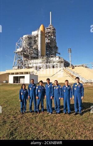 Die Crew der Mission STS-87, die am 19. November an Bord des Space Shuttle Columbia von Pad 39B im Kennedy Space Center (KSC) starten soll, nimmt am Terminal Countdown Demonstration Test (TCDT) im KSC Teil. Für eine Gruppe, die von Pad 39B aufgenommen wurde, sind von links nach rechts der Missionsspezialist Kalpana Chawla, Ph.D.; der Missionsspezialist Winston Scott; der Missionsspezialist Takao Doi, Ph.D. der Nationalen Weltraumentwicklungsagentur Japans; der Kommandant Kevin Kregel; der Nutzlastspezialist Leonid Kadenyuk der Nationalen Weltraumbehörde der Ukraine (NSAU); Pilot Steven Lindsey; und Kadenyuks Back-up, Yaroslav Pus Stockfoto