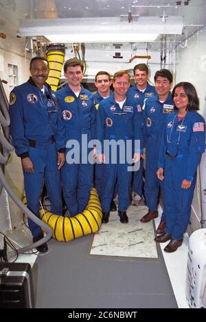 Die Crew der Mission STS-87, die am 19. November an Bord des Space Shuttle Columbia von Pad 39B im Kennedy Space Center (KSC) starten soll, nimmt am Terminal Countdown Demonstration Test (TCDT) im KSC Teil. Von links stehen der Missionsspezialist Winston Scott; der Backup Payload Specialist Yaroslav Pustovyi, Ph.D., der Nationalen Weltraumorganisation der Ukraine (NSAU); der Payload Specialist Leonid Kadenyuk der NSAU; Pilot Steven Lindsey; Kommandant Kevin Kregel; der Missionsspezialist Takao Doi, Ph.D., der Nationalen Weltraumentwicklungsagentur Japans; Und Mission Specialist Kalpana Chawla, Ph.D. Stockfoto