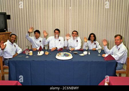 Die Crew der STS-87-Gruppe genießt das traditionelle Pre-Liftoff-Frühstück in den Crew-Quartieren des Operations and Checkout Building. Sie sind, von links, Mission Specialist Winston Scott; Mission Specialist Takao Doi, Ph.D., der National Space Development Agency of Japan; Commander Kevin Kregel; Payload Specialist Leonid Kadenyuk von der National Space Agency of Ukraine; Mission Specialist Kalpana Chawla, Ph.D.; und Pilot Steven Lindsey. Stockfoto