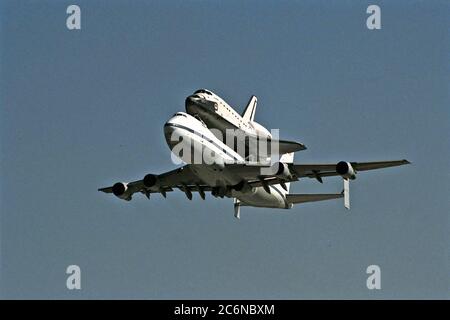 KENNEDY SPACE CENTER, FLA. -- der Orbiter Atlantis, der auf dem modifizierten Boeing 747 Shuttle Carrier Flugzeug fuhr, verließ Kennedy Space Center (KSC) um 13:53 Uhr am 11. November auf dem Weg nach Palmdale, Kalifornien, für die geplante Orbiter Wartung Down Periode. Atlantis ging von der KSC Shuttle Landing Facility Runway 33 zur Orbiter Assembly Facility von Palmdale, wo sie bis August 1998 bleiben wird. In Palmdale werden Modifikationen und bauliche Inspektionen durchgeführt, um die zukünftigen Missionen von Atlantis zur Unterstützung der Montageaktivitäten der Internationalen Raumstation vorzubereiten. Atlantis’ nächster Flug Stockfoto