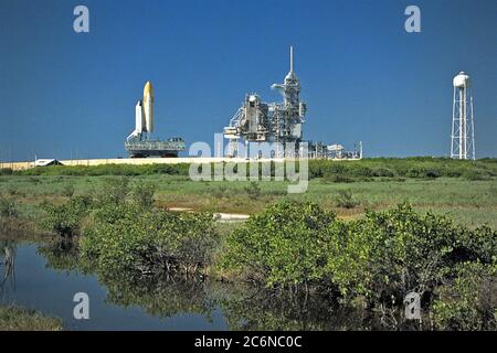 KENNEDY SPACE CENTER, Fla. -- das Space Shuttle Endeavour rollt zum Launch Pad 39A, dem Ziel seiner Reise vom Vehicle Assembly Building, für die letzten Vorbereitungen für den Start der STS-89 Mission. Endeavour und seine siebenköpfige Crew sind für einen Start im Januar 22 vorgesehen. STS-89 wird das achte Shuttle-Andocken mit der russischen Raumstation mir im Rahmen der Phase 1 des Programms der Internationalen Raumstation sein. Missionsspezialist Andy Thomas, Ph.D., wird Nachfolger von Missionsspezialist David Wolf, M.D., als letzter NASA-Astronaut, der für einen längeren Aufenthalt an Bord der mir geplant ist Stockfoto