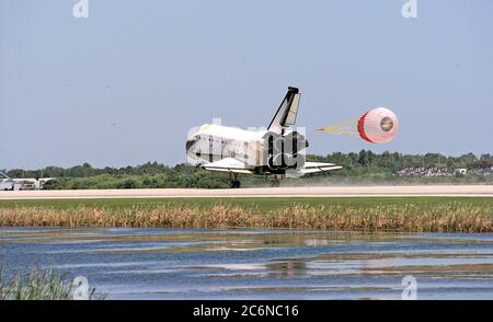 Der Orbiter Columbia landelt auf der Start- und Landebahn 33 der KSC Shuttle Landing Facility, um die fast 16-tägige STS-90 Mission abzuschließen. Der Hauptzahnradauftaster war am 3. Mai 1998 um 12:08:59 Uhr EDT und landete auf der Umlaufbahn 256 der Mission. Die Räder stoppten um 12:09:58 Uhr EDT und absolvten eine Gesamteinsatzzeit von 15 Tagen, 21 Stunden, 50 Minuten und 58 Sekunden. Stockfoto